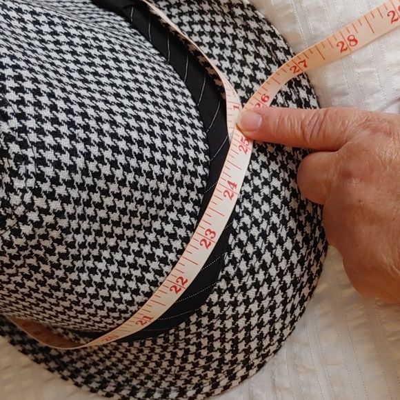 Le Chateau NWOT Black & White Herringbone Fedora - Picture 11 of 11